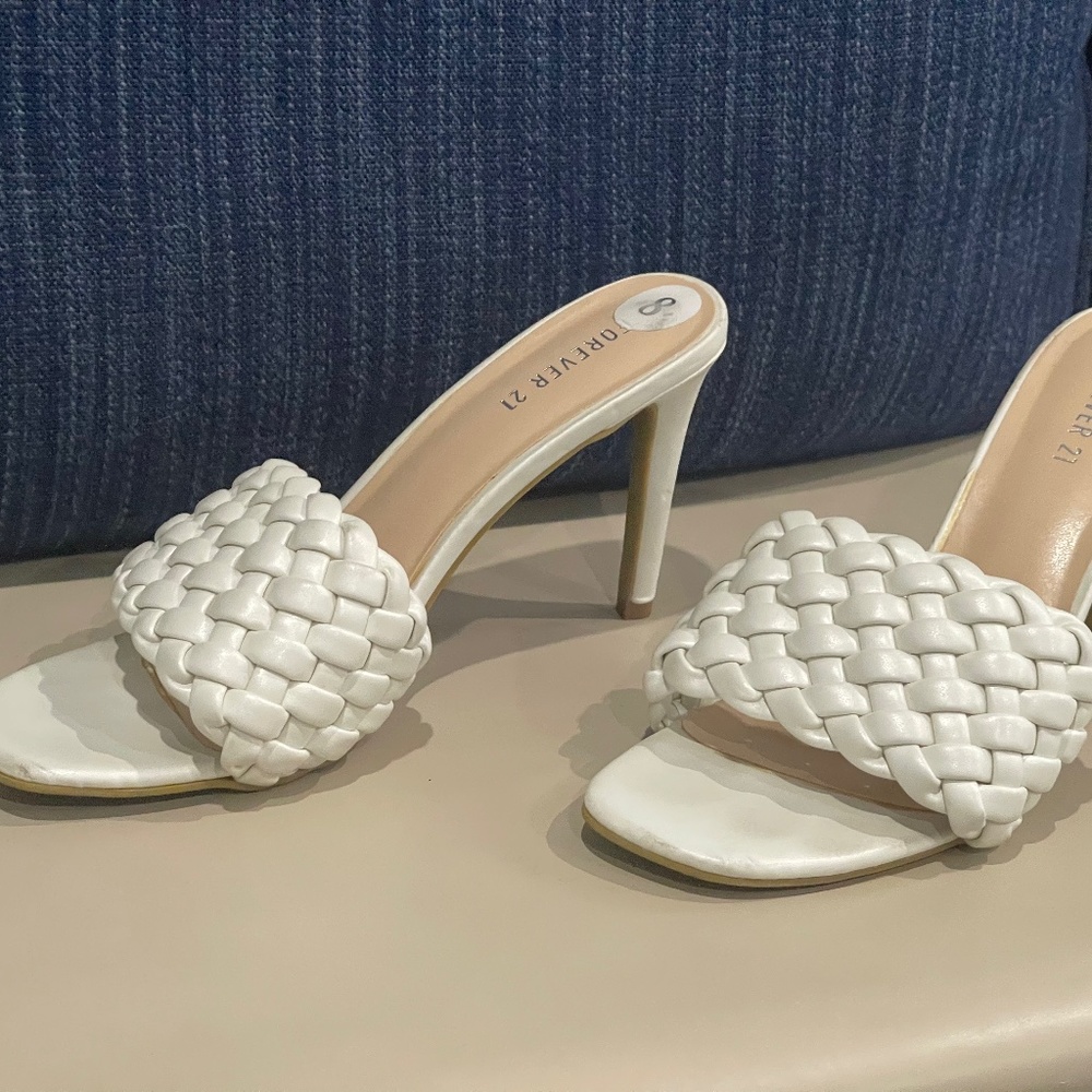 FOREVER 21 WHITE SHOES $ 10 EXCELLENT CONDITION